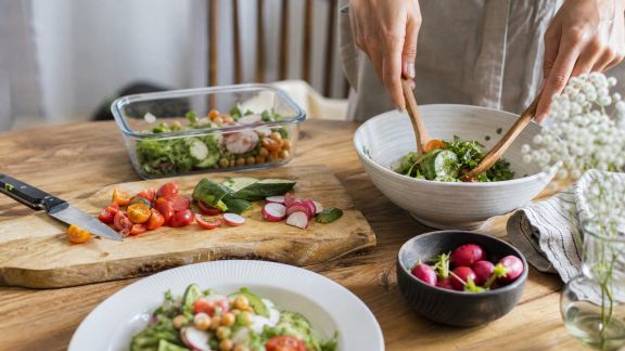 Bien manger sans passer des heures en cuisine : méthodes d’organisation express