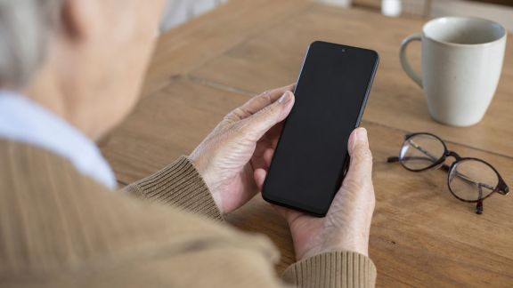 Les smartphones pour seniors : quels modèles privilégier en 2026 ?