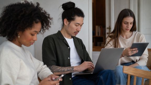 Jeunes et IA : comment les digital natives utilisent et protégent leurs données au quotidien