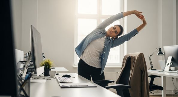 Profiter des pauses pour bouger : micro-exercices simples à faire au bureau