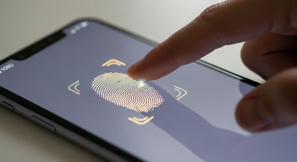 Reconnaissance faciale et empreinte digitale : que valent les biométries sur smartphone ?